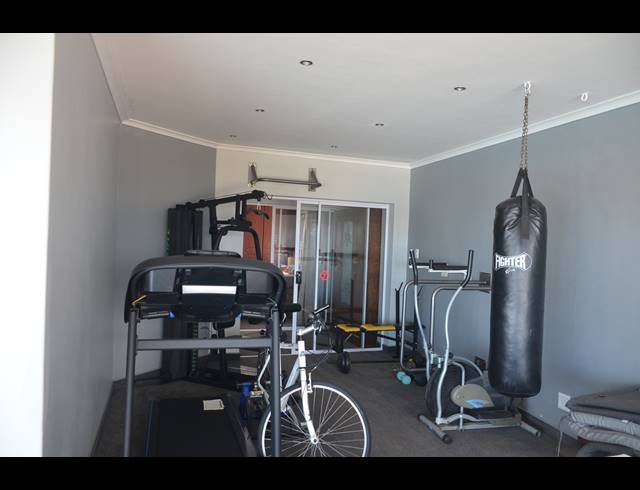 5 BEDROOM HOUSE FOR SALE IN JEFFREYS BAY CENTRAL